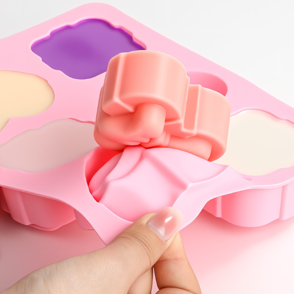 スクエアハート型シリコンモールド 6個取り リボンデザイン  - Candle Supplies Tins のレビューと価格